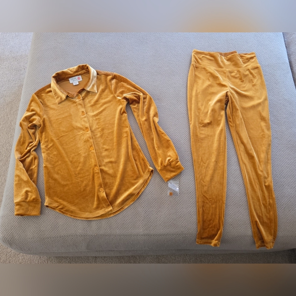 NWOT colorful planet youth Medium 2 piece velvet outfit.